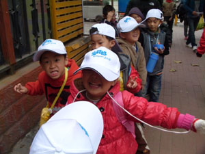 啟樂園組織感統(tǒng)訓(xùn)練班學(xué)生游覽科技館