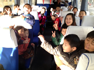 學(xué)前班蒙氏班到戶外進(jìn)行社會實(shí)踐和感統(tǒng)游戲課